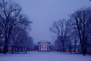 ヴァージニア大学（ヴァージニア州シャーロッツビル、トーマス・ジェファーソンが創立・設計、2004年）（写真 作： Kenneth Garrett