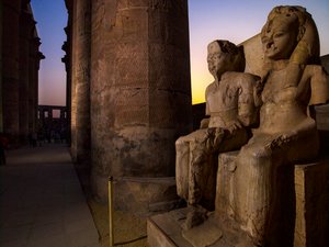 mm7864; 第18王朝、新王国時代、エジプト、ツタンカーメンとアンクシェナムン夫妻の像..., 2009 (写真) 作： Kenneth Garrett