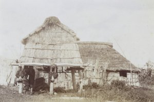 アイヌの子供たちがいるアイヌの倉庫、1890年代頃（ゼラチンシルバープリント）