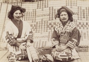 アイヌの女性、1890年代頃（ゼラチンシルバープリント） 作： Kenzô Tamoto