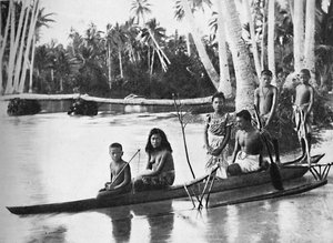 アウトリガーを備えたサモアのカヌーとその乗員、1902 年 作： Kerry and Co