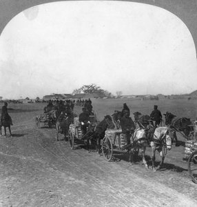 日本の軍用輸送列車、満州、1906 作： Keystone View Company