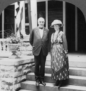 ハーディング大統領とその夫妻、自宅、米国イリノイ州マリオン、c1921-c1923 作： Keystone View Company