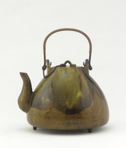 湊陶器急須、急須（どびん）、19世紀半ば（鉛釉銅鎖、銅、籐の柄が付いた陶器） 作： Kichibei Ueda