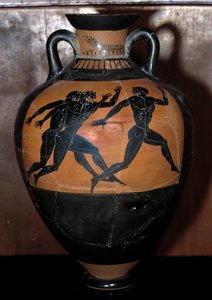 ギリシャ美術。パナセナの陶製アンフォラには、選手が走っている様子を表現した黒い人物が描かれています。クレオフラデスの画家（紀元前5世紀初頭）の陶器。紀元前500年 薄暗い。0,55×0,41メートル