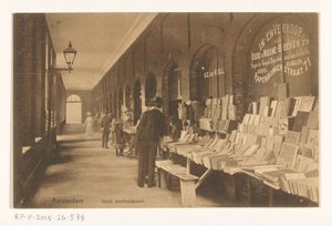 Oudemanhuispoort にある Aäron Eliazer van Kollem の書店 アムステルダム Oude manhuispoort (オブジェクトのタイトル) 作： Knackstedt and Näther