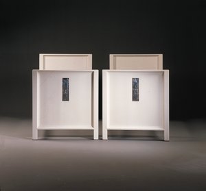 ウィーン工房シングルベッド1組、1904年頃（塗装木材） 作： Koloman Moser
