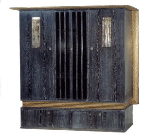 家具：コロマン・モーザー（1868-1918）が製作した、黒くニスが塗られたオーク材、金色の木、銀色の金属、ガラスでできた音楽付きワードローブ（1904年） Dim.1,99 m パリ、オルセー美術館 作： Koloman Moser