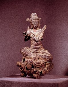アートコリーン：黄金のブロンズで表現されたアプサラ、セレストである。新羅時代（7～10世紀）。韓国国立博物館 作： Korean School