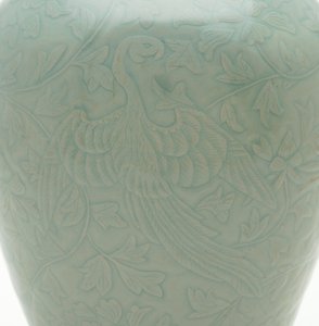 12世紀半ばの2つの鳳凰と牡丹のつる巻きの彫刻と切り込みのあるデザインのボトル（メビョン）（青磁釉の石器） 作： Korean School