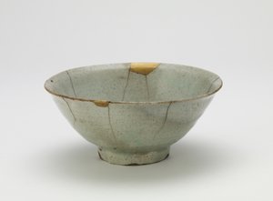 ボウル、17世紀初頭（透明な淡いブルーの釉薬、金漆の修理が施された磁器）