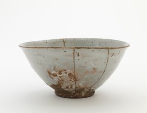 ボウル、16世紀後半から17世紀初頭（半透明の釉薬、金と赤の漆の修理が施された磁器） 作： Korean School