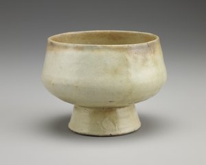 16世紀後半、背の高い足でボウル（透明な釉薬の下に白いスリップを浸した石器） 作： Korean School