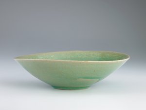 12世紀後半のペアフィッシュの象眼細工の装飾が施されたボウル（青磁釉の下に白い象眼細工が施された石器）