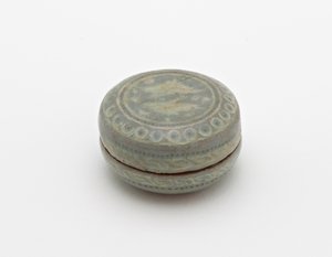13世紀前半の鶴と雲の象眼細工が施された箱（青磁釉の下に白と黒の象眼細工が施された石器） 作： Korean School
