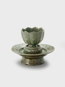 杯と台 12世紀後半～13世紀前半 石器に象嵌細工と青磁が施されている。
青磁の釉薬) 作： Korean School