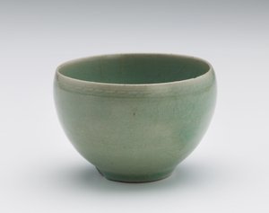 花の装飾が刻まれたカップ 作： Korean School