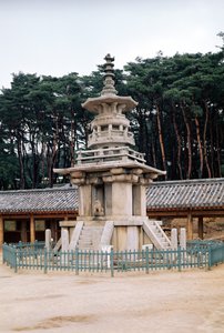 プルクサ寺院の一部であるタボタップ（プラブタラトナの塔）は、528年に最初に建設され、751年に拡張され、1612年から59年にかけて火事の後に再建されました。 作： Korean School