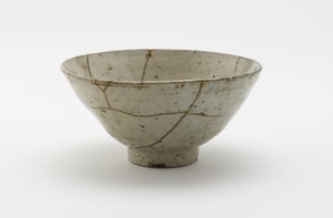 16世紀後半の茶碗（コライジャワン）（透明な淡い青色の釉薬、金漆の補修を施した磁器） 作： Korean School