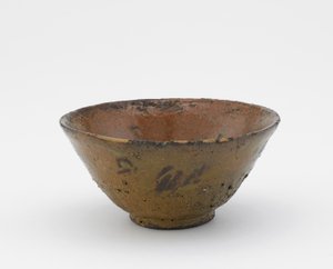 茶碗、氣いらぼ型、17世紀初頭（不透明な木灰釉の石器、金漆の補修）