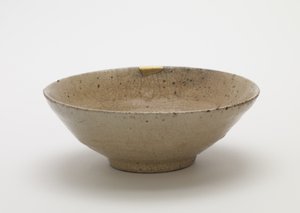 16世紀後半の茶碗（石器、無ガラス磁器、透明釉薬、金漆補修） 作： Korean School