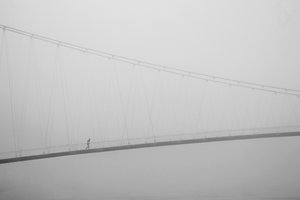 霧の架かる橋での孤独な散歩