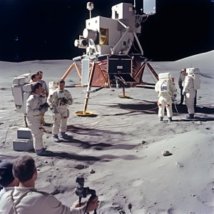 アポロ11号プロジェクトを映すテレビカメラを持った人々 2