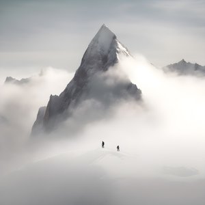 雲に覆われた山を滑る二人 3