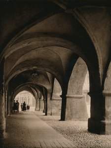 ゴリッツ-マーケット広場のアーケード、1931 作： Kurt Hielscher