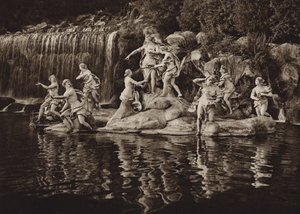 イタリア: カゼルタ、ダイアナのグループ、公園で (白黒写真) 作： Kurt Hielscher