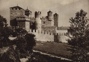 イタリア: フェニス城、ヴァル ダオスタ (白黒写真) 作： Kurt Hielscher