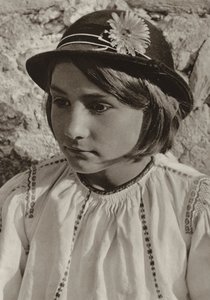 ルーマニア: ドラゴス、農民の少女 (白黒写真) 作： Kurt Hielscher