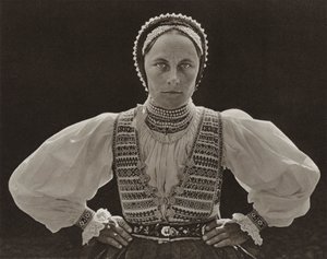 ルーマニア: どんぐり、ザクセンの女性 (白黒写真) 作： Kurt Hielscher