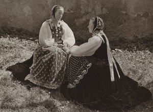 ルーマニア: レチンタ、日曜日の衣装を着たザクセンの女の子 (白黒写真)