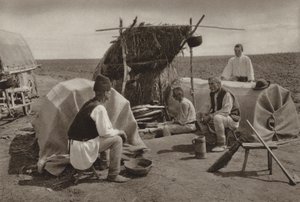 ルーマニア: 労働者のためのシェルター (白黒写真) 作： Kurt Hielscher