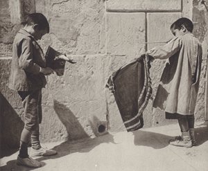 スペイン: 闘牛で遊ぶ少年たち (白黒写真) 作： Kurt Hielscher