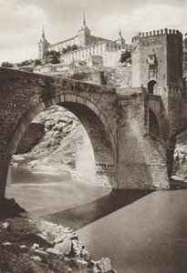 スペイン: トレド、アルカサルを背景にしたアルカンタラ橋 (白黒写真) 作： Kurt Hielscher