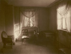 ワイマール、ガーデンハウスのゲーテの書斎にある夕方の太陽光線。 ワイマール、サマーハウスのゲーテの書斎の夕陽 (白黒写真) 作： Kurt Hielscher