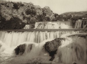 ユーゴスラビア: クルカ滝 (白黒写真) 作： Kurt Hielscher