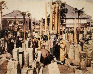 日本のお葬式（手彩色のアルビネン・プリント） 作： Kusakabe (attr. to) Kimbei