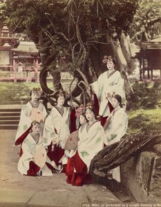 美子、または奈良の寺院で踊る、c.1890 作： Kusakabe Kimbei