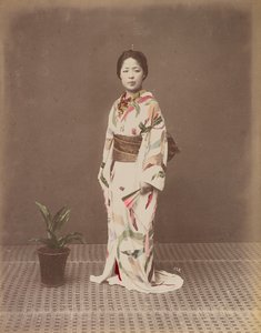 [鉢植えを持つ女性］ 作： Kusakabe Kimbei