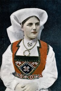ノルウェーの民族衣装を着た女性（1890年頃