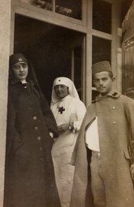 Friuli-Venezia Giuliaにおける第一次世界大戦のアルバム：Soreschiano Manzanoの戦争病院の17人の家であるVilla Brazzàでの士官候補生のオーストリア人捕虜と2人の赤十字の看護師の肖像（モノクロ写真