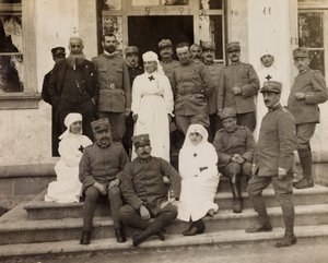 Friuli-Venezia Giuliaにおける第一次世界大戦のアルバム：1915年11月25日、Soreschiano Manzanoの戦争病院の17人が住んでいたVilla Brazzàにマルタ騎士団が訪れた際の将校と赤十字の看護師の集合写真（モノクロ写真）。
