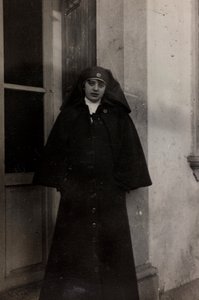 Friuli-Venezia Giuliaにおける第一次世界大戦のアルバム：ソレッシアーノ・マンザノの戦争病院の17人が住んでいたVilla Brazzàでの赤十字の看護師Elena Bianconciniのポートレート（モノクロ写真 作： L. Verdiani
