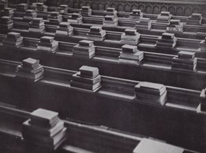 イートンのチャペルにある本（モノクロ写真 作： Laszlo Moholy Nagy
