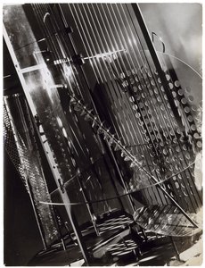 光空間変調器 作： Laszlo Moholy Nagy