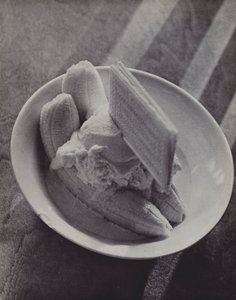 Banana Mess, The caviare of Eton (b-w photo) 作： Laszlo Moholy Nagy
