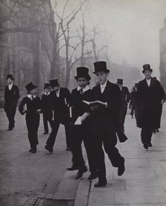 イートンのチャペルと学校の間（モノクロ写真 作： Laszlo Moholy Nagy
